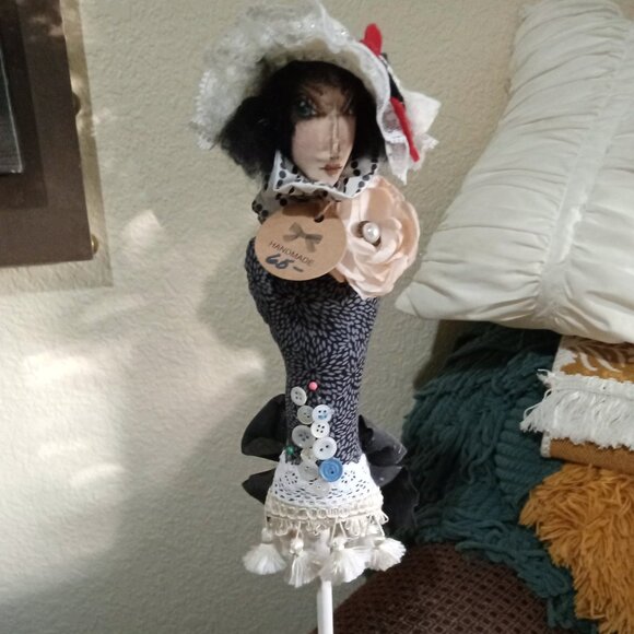 HANDMADE "MISS ANABELLE" - Picture 1 of 7